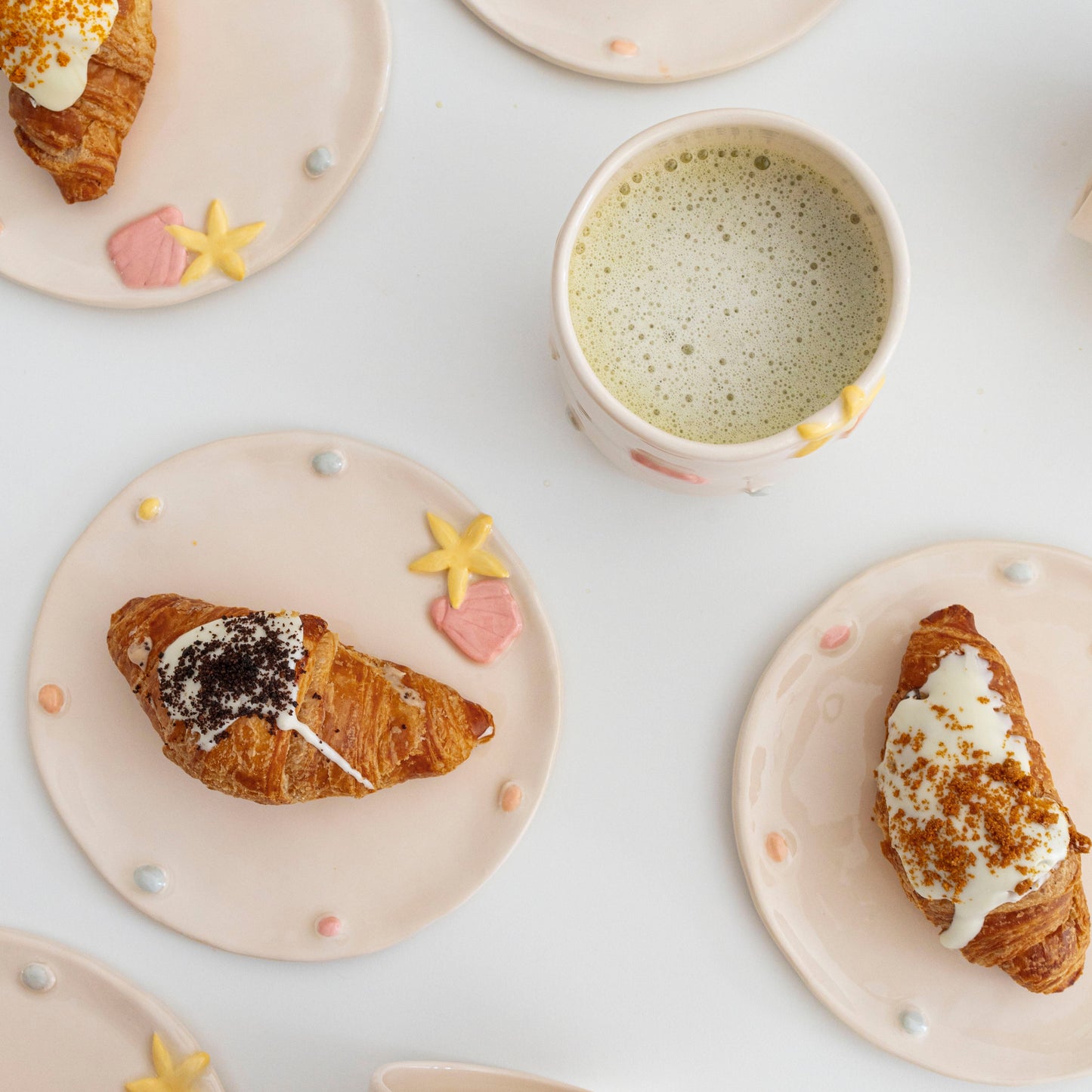 vaso y platos cala con relieve de conchas, estrellas, caracolas y corales