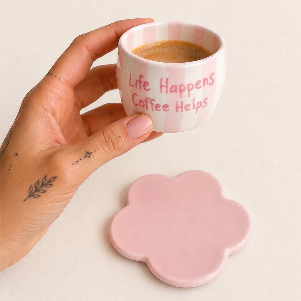 vaso para espresso con rayas rosas pastel, hechas a mano de cerámica  por Pipa and Happy