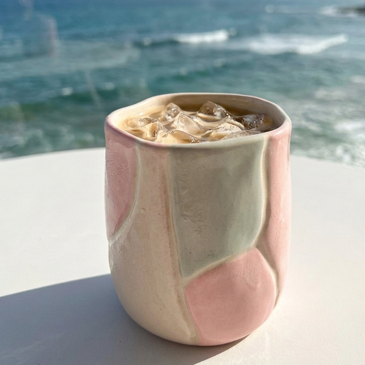 El vaso Wavy destaca por sus formas onduladas y su combinación de tonos suaves. Un vaso de cerámica perfecto para disfrutar sin prisa de tu iced coffee.