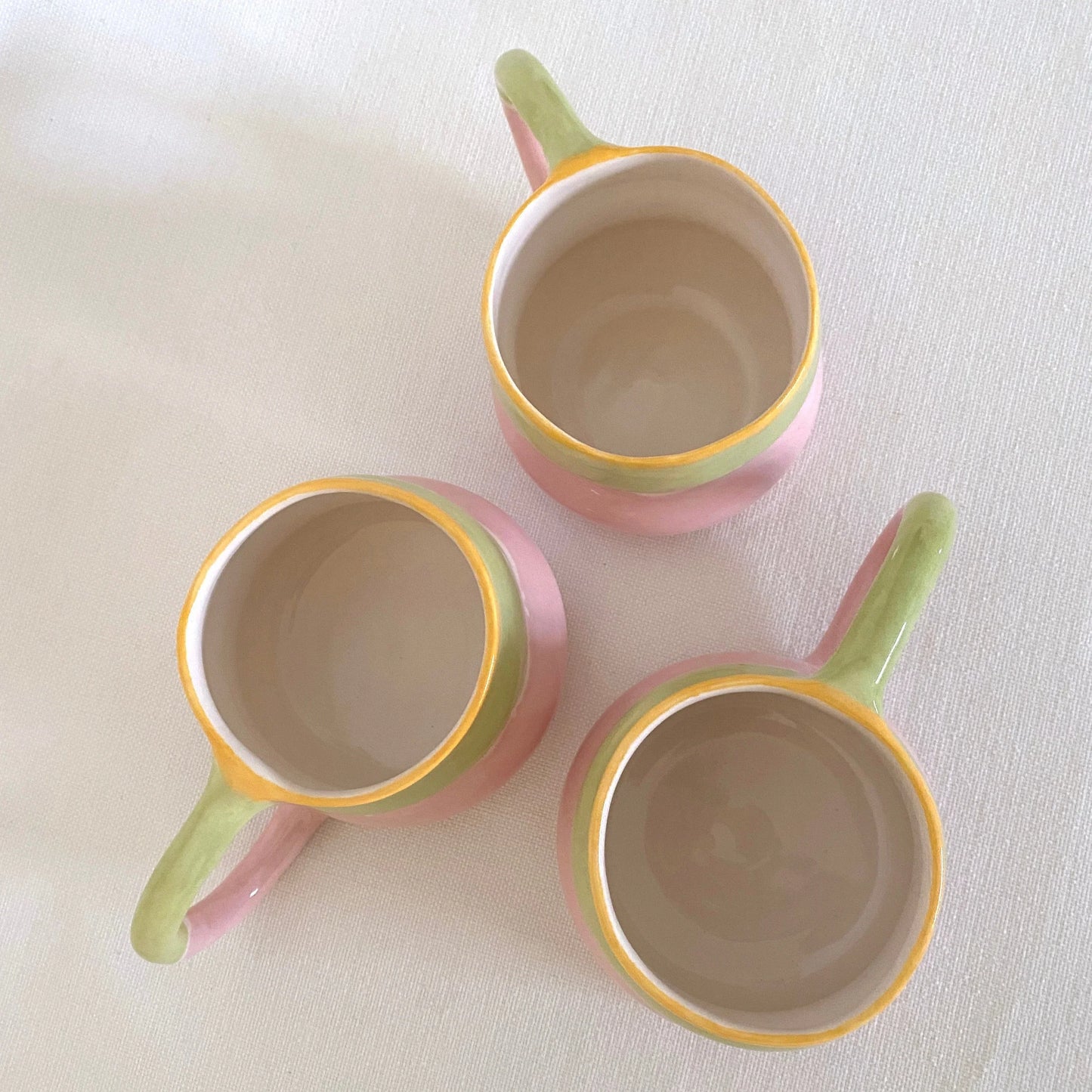 La taza Babi combina tonos verdes y rosas con pequeñas flores pintadas a mano. Su diseño suave la convierte en la pieza perfecta para tus momentos de matcha o cappuccino.