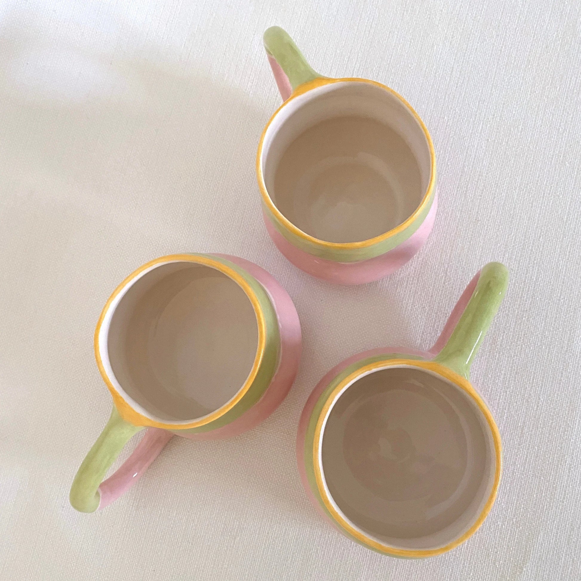 La taza Babi combina tonos verdes y rosas con pequeñas flores pintadas a mano. Su diseño suave la convierte en la pieza perfecta para tus momentos de matcha o cappuccino.